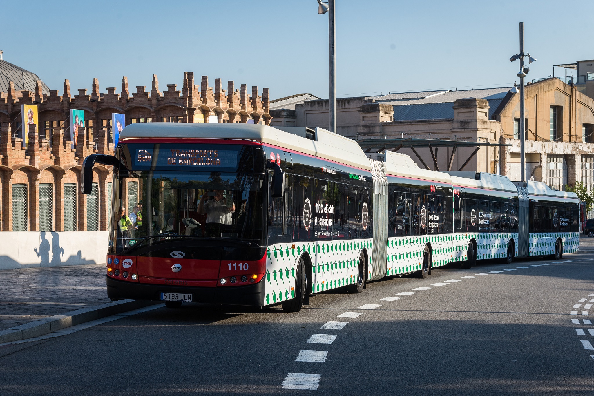 Barcelona Unveils Two Electric Articulated Buses And An En Route Rapid